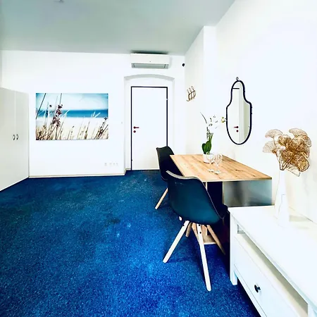 7br For Big Groups, With Great Location Apartment *