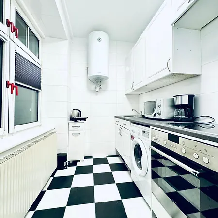 7br For Big Groups, With Great Location Apartment *