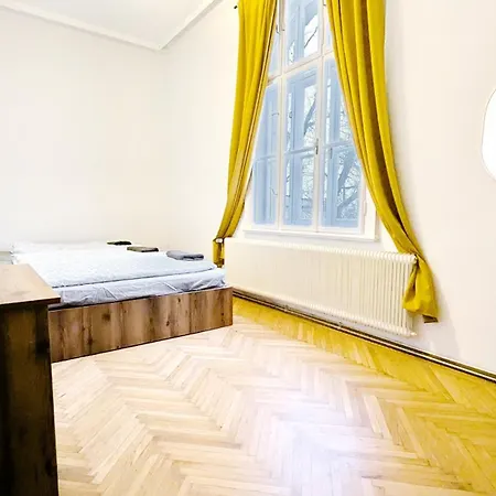 Spacious - 15 Min From Airport & Center, 5 Min From Main-bus Station Ez 1-9