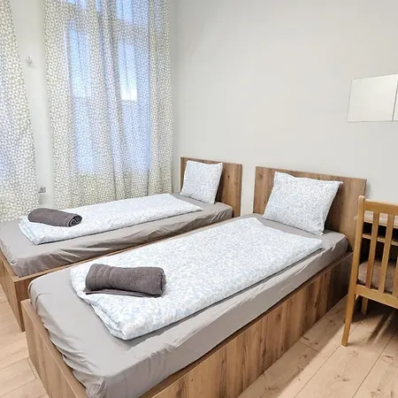 Ubytování v soukromí Spacious - 15 Min From Airport & Center, 5 Min From Main-bus Station Ez 1-9