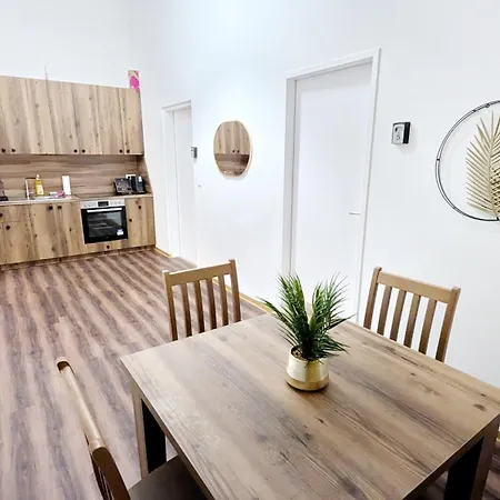 Spacious - 15 Min From Airport & Center, 5 Min From Main-bus Station Ez 1-9 Privatunterkunft