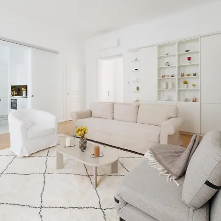 Ultra Spacious 3-bedroom 3-bath Steps From Vienna's Historic Heart Apartment *
