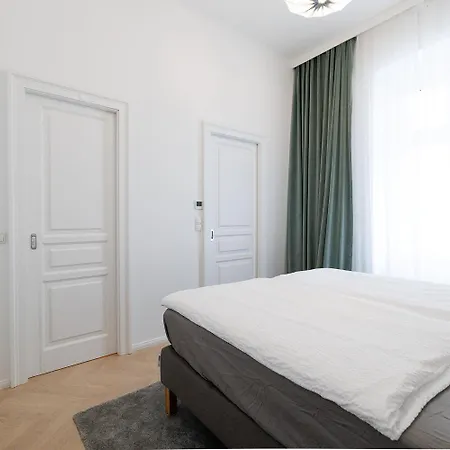 Ultra Spacious 3-bedroom 3-bath Steps From Vienna's Historic Heart