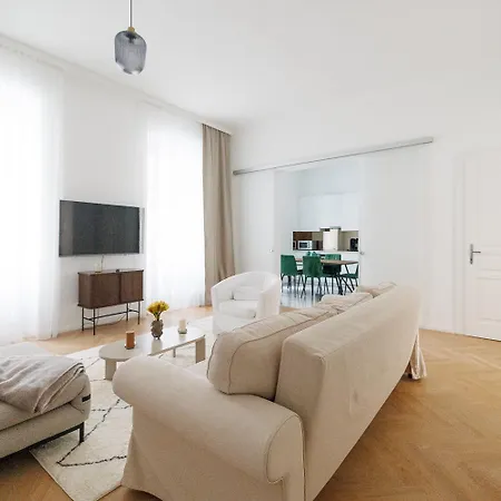 Ultra Spacious 3-bedroom 3-bath Steps From Vienna's Historic Heart *