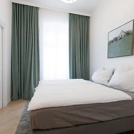Ultra Spacious 3-bedroom 3-bath Steps From Vienna's Historic Heart Apartment Vienna