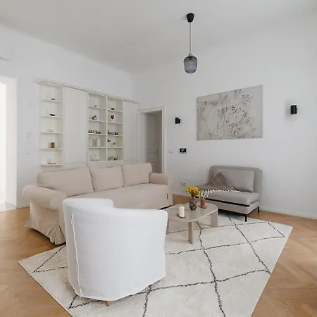 Ultra Spacious 3-bedroom 3-bath Steps From Vienna's Historic Heart Vienna