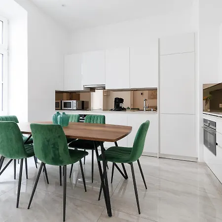 Ultra Spacious 3-bedroom 3-bath Steps From Vienna's Historic Heart * Vienna