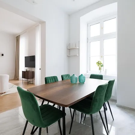 Ultra Spacious 3-bedroom 3-bath Steps From Vienna's Historic Heart