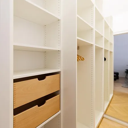 Ultra Spacious 3-bedroom 3-bath Steps From Vienna's Historic Heart Apartment