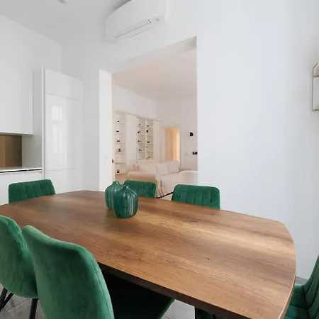 Ultra Spacious 3-bedroom 3-bath Steps From Vienna's Historic Heart Apartment *