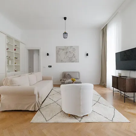 Apartment Ultra Spacious 3-bedroom 3-bath Steps From Vienna's Historic Heart *