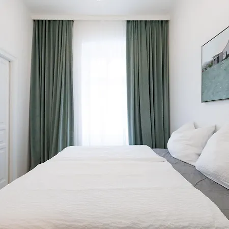 Apartment Ultra Spacious 3-bedroom 3-bath Steps From Vienna's Historic Heart Vienna