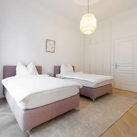 Ultra Spacious 3-bedroom 3-bath Steps From Vienna's Historic Heart *