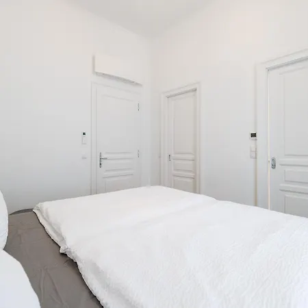 Ultra Spacious 3-bedroom 3-bath Steps From Vienna's Historic Heart * Vienna