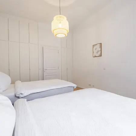 Ultra Spacious 3-bedroom 3-bath Steps From Vienna's Historic Heart * Vienna