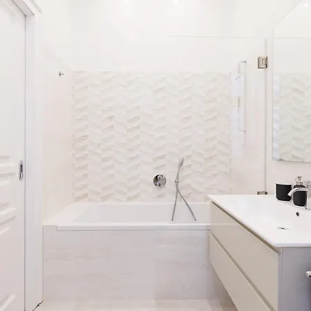 Ultra Spacious 3-bedroom 3-bath Steps From Vienna's Historic Heart