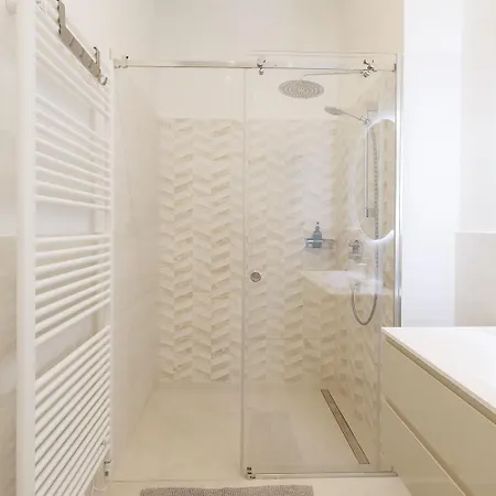 Ultra Spacious 3-bedroom 3-bath Steps From Vienna's Historic Heart *