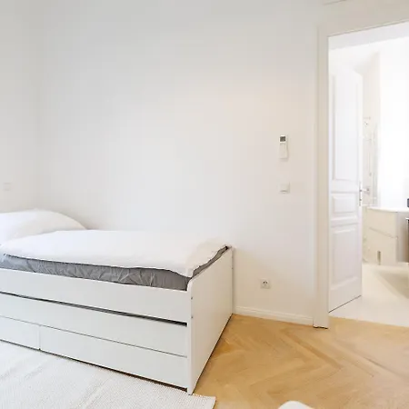 Ultra Spacious 3-bedroom 3-bath Steps From Vienna's Historic Heart * Vienna