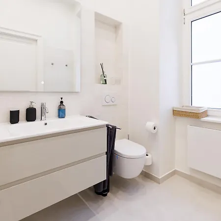 Ultra Spacious 3-bedroom 3-bath Steps From Vienna's Historic Heart