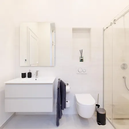 Apartment Ultra Spacious 3-bedroom 3-bath Steps From Vienna's Historic Heart