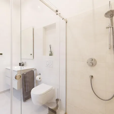 Apartment Ultra Spacious 3-bedroom 3-bath Steps From Vienna's Historic Heart Vienna