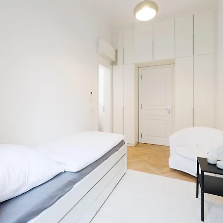 Ultra Spacious 3-bedroom 3-bath Steps From Vienna's Historic Heart *