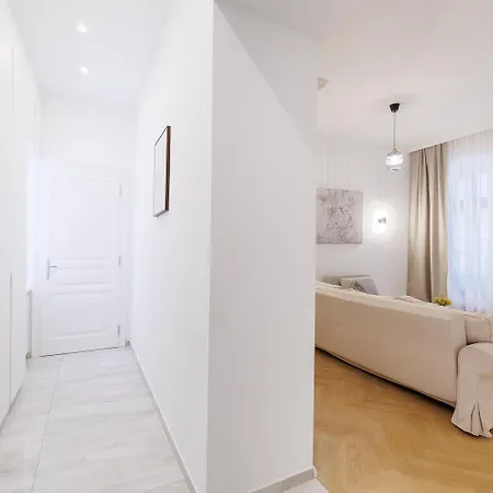 Ultra Spacious 3-bedroom 3-bath Steps From Vienna's Historic Heart * Vienna
