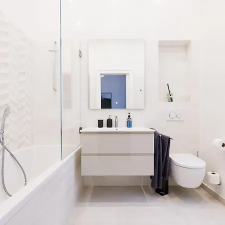 Ultra Spacious 3-bedroom 3-bath Steps From Vienna's Historic Heart