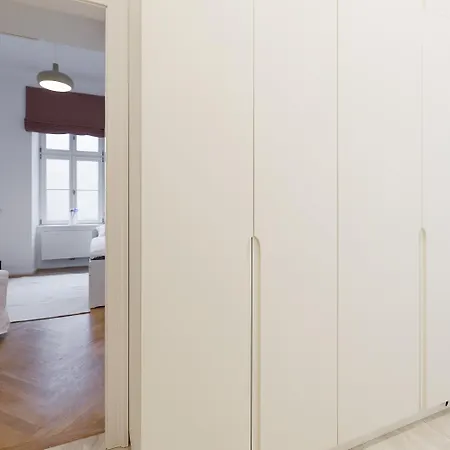 Ultra Spacious 3-bedroom 3-bath Steps From Vienna's Historic Heart Apartment