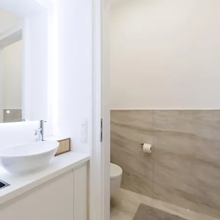 Apartment Ultra Spacious 3-bedroom 3-bath Steps From Vienna's Historic Heart