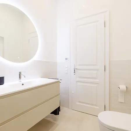 Apartment Ultra Spacious 3-bedroom 3-bath Steps From Vienna's Historic Heart *