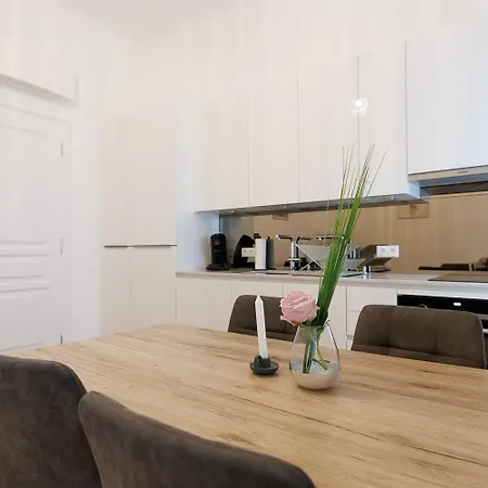 Apartment Stylish 1-bedroom 2-bath By Canal Minutes From Historic Centre Vienna