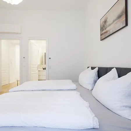 Stylish 1-bedroom 2-bath By Canal Minutes From Historic Centre