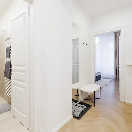 Stylish 1-bedroom 2-bath By Canal Minutes From Historic Centre Apartment