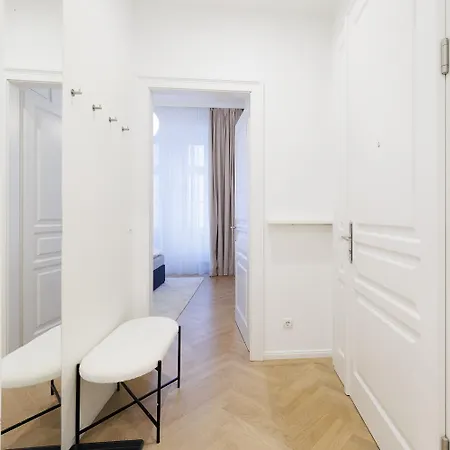 Stylish 1-bedroom 2-bath By Canal Minutes From Historic Centre Apartment