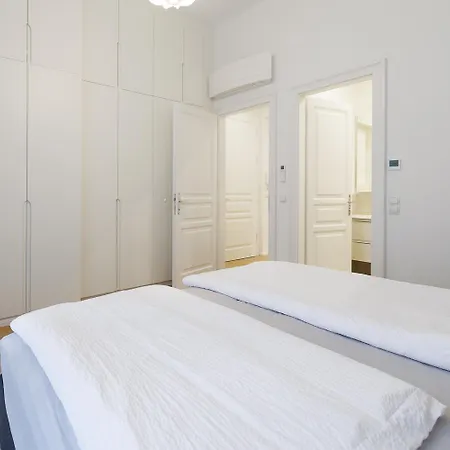Apartment Stylish 1-bedroom 2-bath By Canal Minutes From Historic Centre