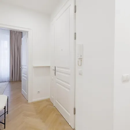 Stylish 1-bedroom 2-bath By Canal Minutes From Historic Centre Apartment *