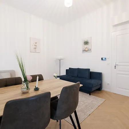 Stylish 1-bedroom 2-bath By Canal Minutes From Historic Centre Apartment *