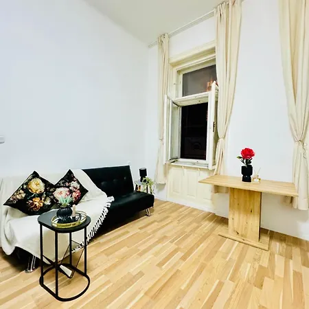 Comfy Apt, 10min Transport To Stadthalle Apartment