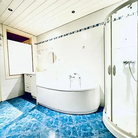 Cozy 4br For Up To 12people, 10 Minutes To Fac Platz Apartmán