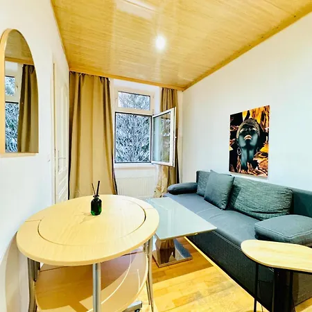 Cozy 4br For Up To 12people, 10 Minutes To Fac Platz Apartmán