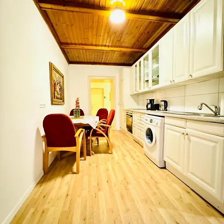 Amazing 4br Shared 10 Minute Walk To Fac Platz Apartment *