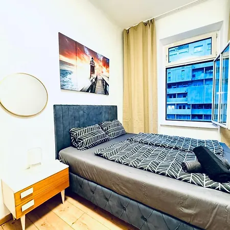 Apartment Amazing 4br Shared 10 Minute Walk To Fac Platz *