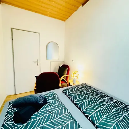Apartment Amazing 4br Shared 10 Minute Walk To Fac Platz