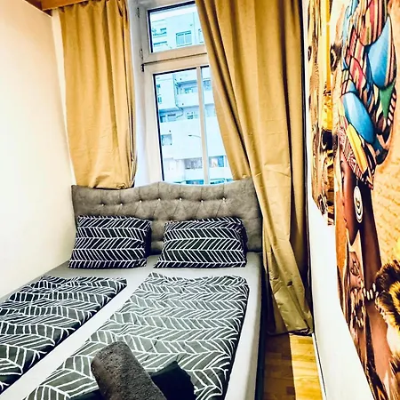 Amazing 4br Shared 10 Minute Walk To Fac Platz Apartment