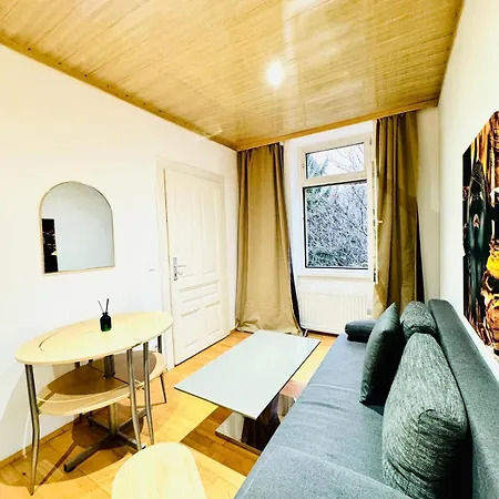 Amazing 4br Shared 10 Minute Walk To Fac Platz Apartment *
