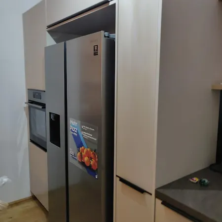 Beautiful With Parking, Brilliant Location Apartment