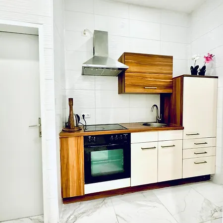 Spacious 3br Shared 11minute Stroll To Atzgersdorf Park Vienna