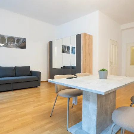Apartmán Cozy 1br Near Opera - 24h Self Check-in
