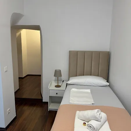 Apartment In Heart Of 4 *